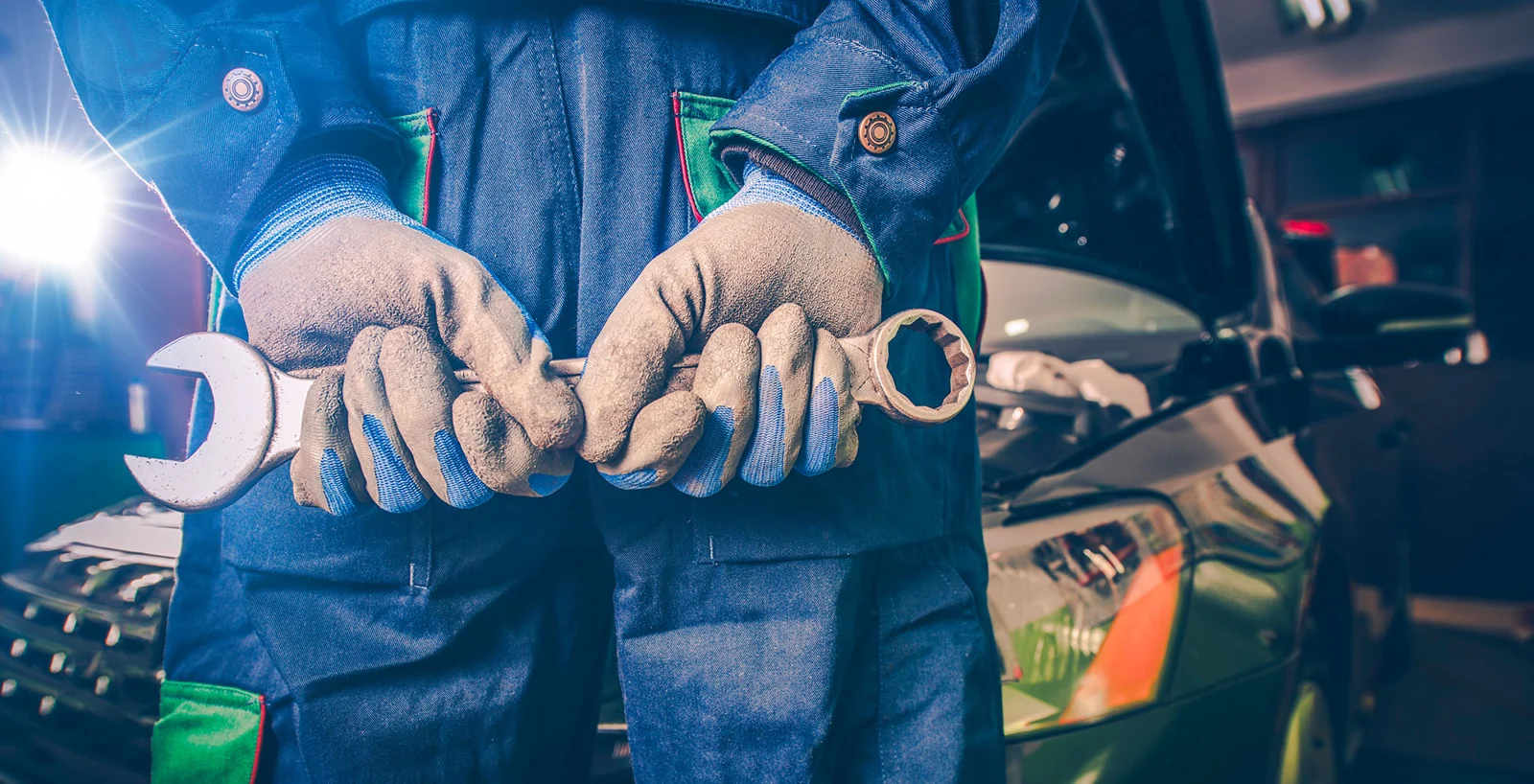 Automechanik s nářadím