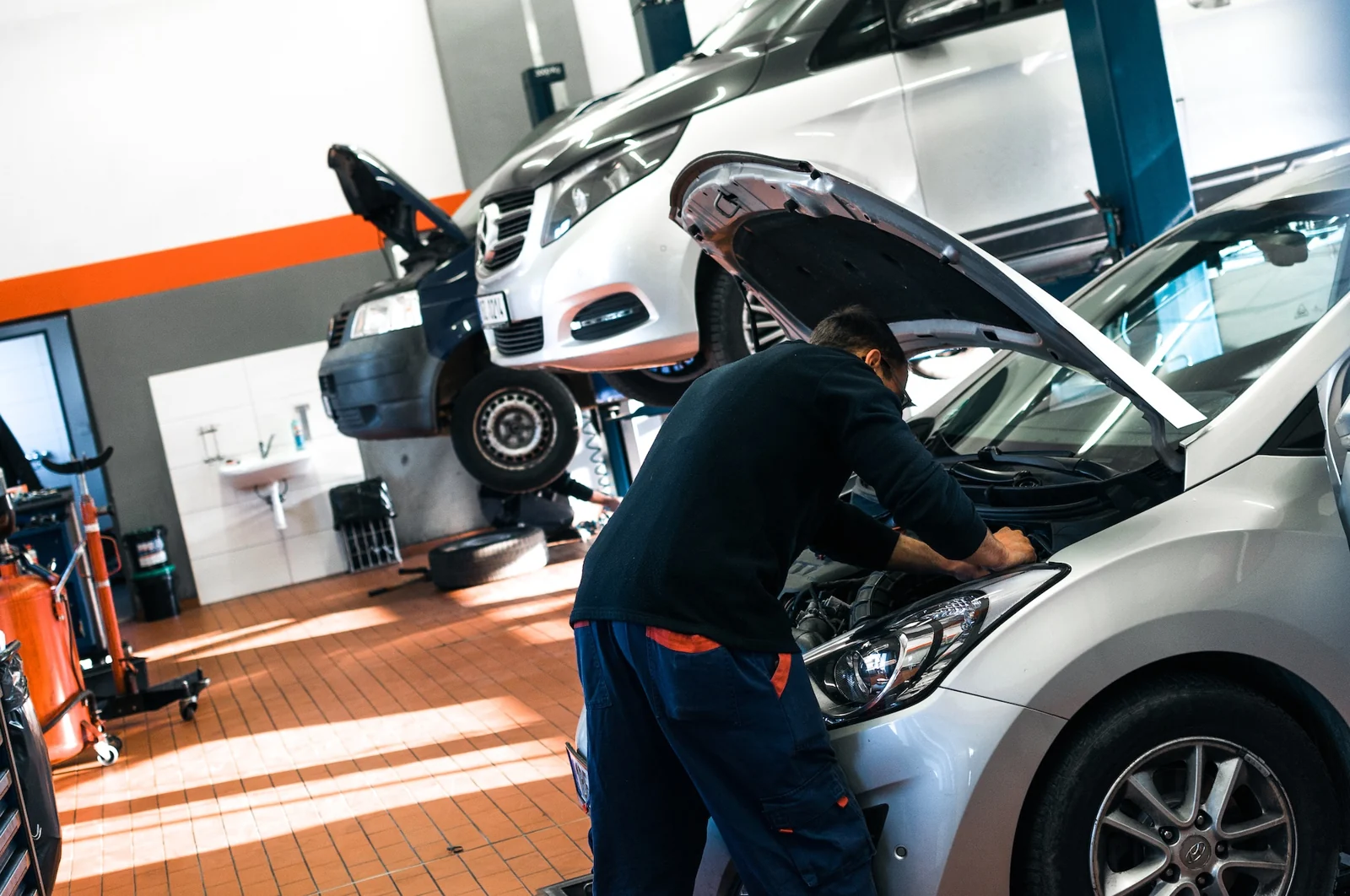 Mechanik při práci v autoservisu Auto Pálka